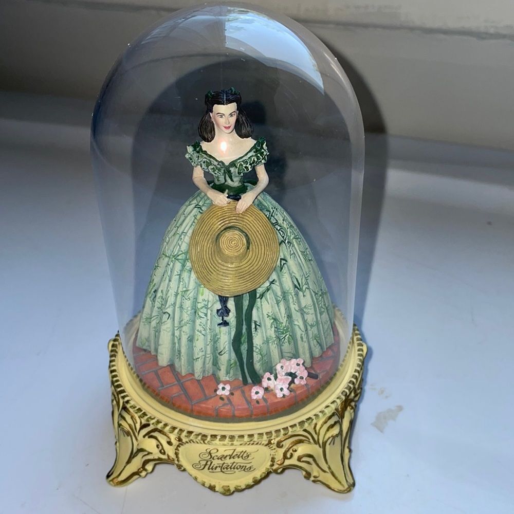 New in box The Franklin Mint‎ Scarlett’s Flirtations Gone With The Wind figurine